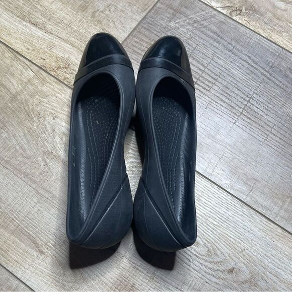 Crocs Flats Womens Size 8 Black Patent Shiny Cap Toe Ballet Slip On Shoes 12300 - Picture 4 of 8